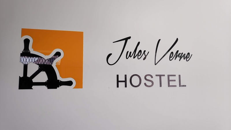 ジュールズヴェルネホステルの看板