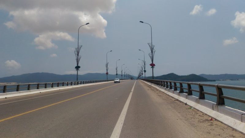 チナイ港を渡る橋