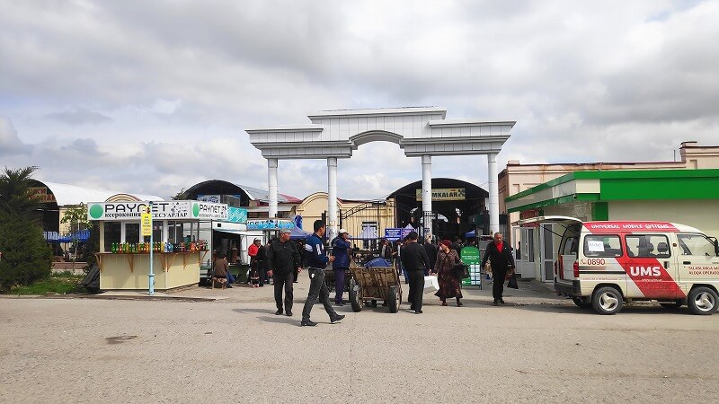 ウズベキスタン、ウルグットのマーケットの入り口