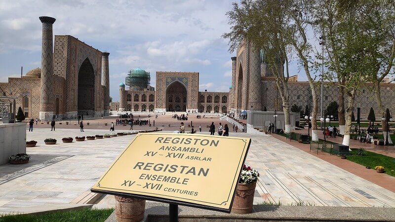 レギスタン広場の看板