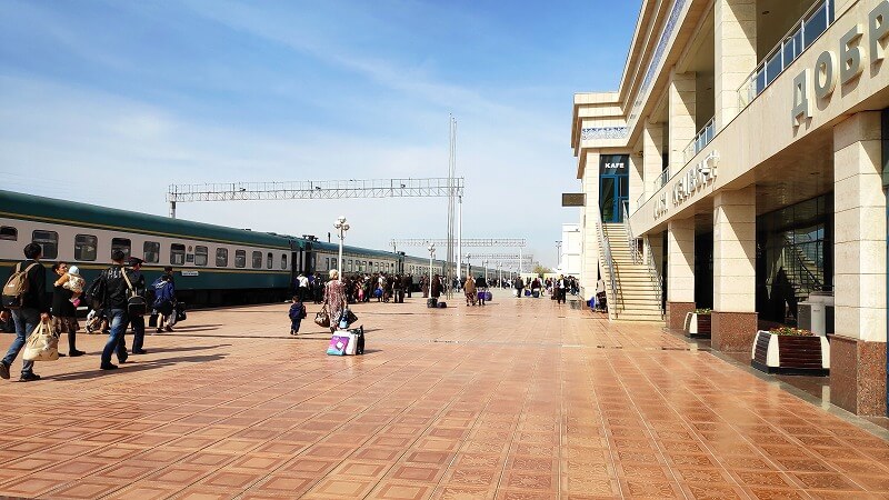 ウルゲンチ駅のプラットホーム